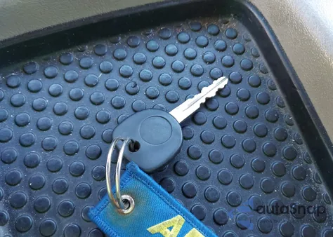 2003 GMC Yukon Slt from USA, damaged, VIN 1GKEC13V63J301546